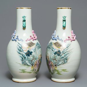 A pair of Chinese famille rose vases with figures in a landscape, 19/20th C. — 照片 4