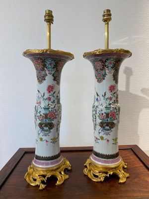 A pair of Chinese famille rose vases with fine gilt bronze lamp mounts, Yongzheng — 照片 2
