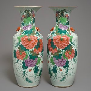 A pair of Chinese famille rose vases with floral design, 19/20th C. — photo 1