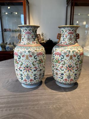 A pair of Chinese famille rose vases with floral design, Jiaqing mark, 19/20th C. — 照片 1