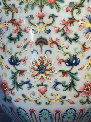 A pair of Chinese famille rose vases with floral design, Jiaqing mark, 19/20th C. — 照片 11