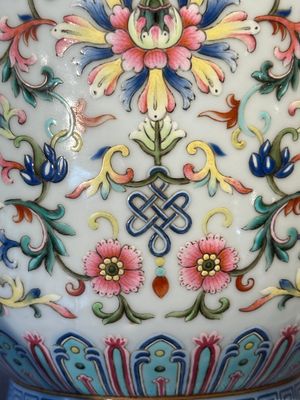 A pair of Chinese famille rose vases with floral design, Jiaqing mark, 19/20th C. — 照片 12
