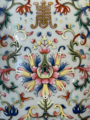 A pair of Chinese famille rose vases with floral design, Jiaqing mark, 19/20th C. — 照片 14