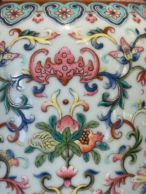 A pair of Chinese famille rose vases with floral design, Jiaqing mark, 19/20th C. — 照片 15