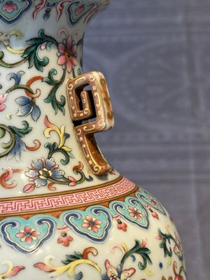 A pair of Chinese famille rose vases with floral design, Jiaqing mark, 19/20th C. — 照片 20