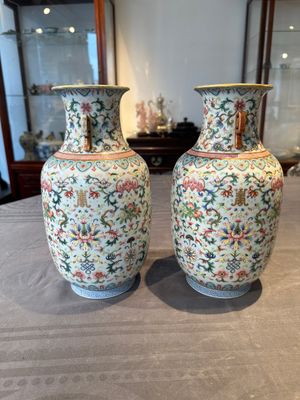 A pair of Chinese famille rose vases with floral design, Jiaqing mark, 19/20th C. — 照片 2