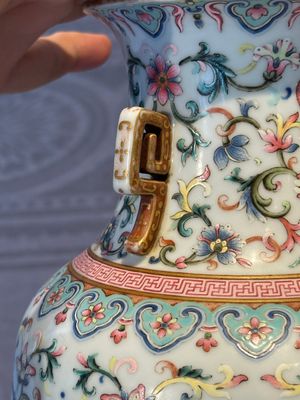 A pair of Chinese famille rose vases with floral design, Jiaqing mark, 19/20th C. — 照片 21
