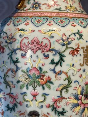 A pair of Chinese famille rose vases with floral design, Jiaqing mark, 19/20th C. — 照片 22