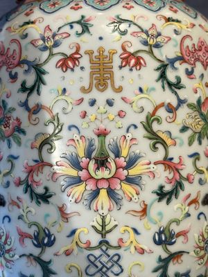 A pair of Chinese famille rose vases with floral design, Jiaqing mark, 19/20th C. — 照片 23