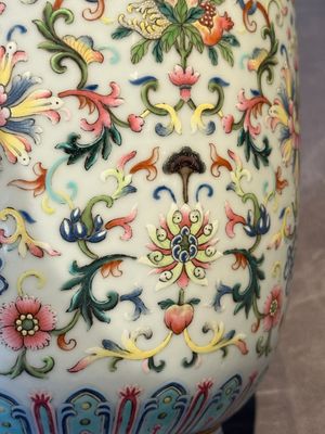 A pair of Chinese famille rose vases with floral design, Jiaqing mark, 19/20th C. — 照片 24
