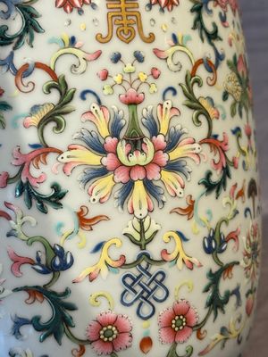 A pair of Chinese famille rose vases with floral design, Jiaqing mark, 19/20th C. — 照片 25