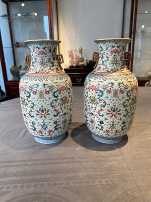 A pair of Chinese famille rose vases with floral design, Jiaqing mark, 19/20th C. — 照片 3