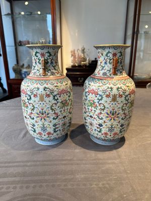 A pair of Chinese famille rose vases with floral design, Jiaqing mark, 19/20th C. — 照片 4