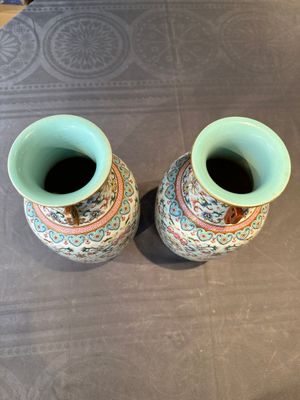 A pair of Chinese famille rose vases with floral design, Jiaqing mark, 19/20th C. — 照片 5