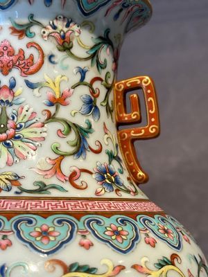 A pair of Chinese famille rose vases with floral design, Jiaqing mark, 19/20th C. — 照片 7