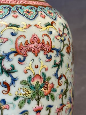 A pair of Chinese famille rose vases with floral design, Jiaqing mark, 19/20th C. — 照片 8
