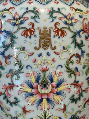 A pair of Chinese famille rose vases with floral design, Jiaqing mark, 19/20th C. — 照片 9