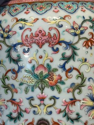 A pair of Chinese famille rose vases with floral design, Jiaqing mark, 19/20th C. — 照片 10