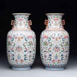 A pair of Chinese famille rose vases with floral design, Jiaqing mark, 19/20th C. — 照片 1