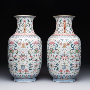 A pair of Chinese famille rose vases with floral design, Jiaqing mark, 19/20th C. — 照片 2