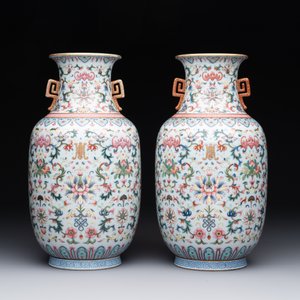 A pair of Chinese famille rose vases with floral design, Jiaqing mark, 19/20th C. — 照片 3
