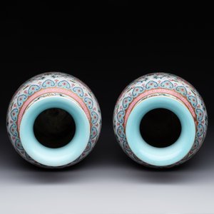 A pair of Chinese famille rose vases with floral design, Jiaqing mark, 19/20th C. — 照片 5