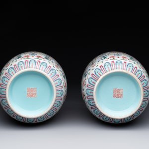 A pair of Chinese famille rose vases with floral design, Jiaqing mark, 19/20th C. — 照片 6