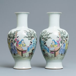 A pair of Chinese famille rose vases with go-players, Qianlong mark, 19/20th C. — 照片 1