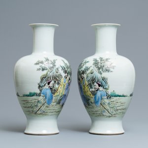 A pair of Chinese famille rose vases with go-players, Qianlong mark, 19/20th C. — 照片 4