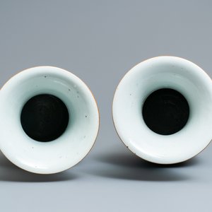 A pair of Chinese famille rose vases with ladies in a garden, 19/20th C. — photo 5