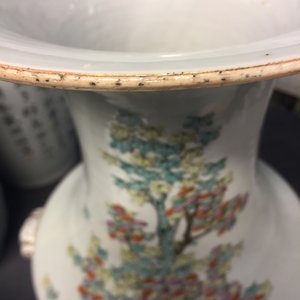 A pair of Chinese famille rose vases with ladies in a garden, 19/20th C. — 照片 7