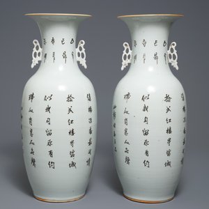 A pair of Chinese famille rose vases with ladies in a garden, 19/20th C. — 照片 3