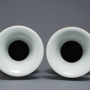 A pair of Chinese famille rose vases with ladies in a garden, 19/20th C. — 照片 5