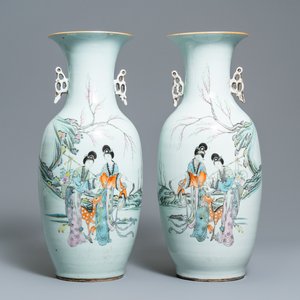 A pair of Chinese famille rose vases with ladies in a garden, 19/20th C. — 照片 1