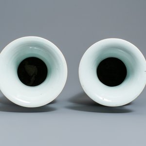 A pair of Chinese famille rose vases with ladies in a garden, 19/20th C. — 照片 5