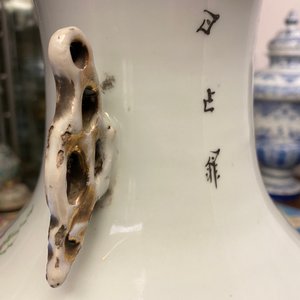 A pair of Chinese famille rose vases with ladies in a garden, 19/20th C. — 照片 9