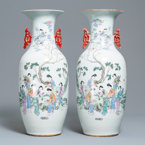 A pair of Chinese famille rose vases with ladies in a garden, 19/20th C. — 照片 1
