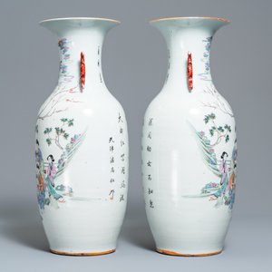 A pair of Chinese famille rose vases with ladies in a garden, 19/20th C. — 照片 2