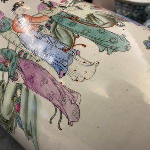 A pair of Chinese famille rose vases with ladies in a garden, 19/20th C. — 照片 8