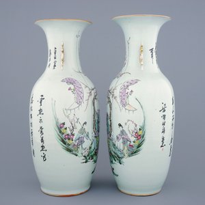 A pair of Chinese famille rose vases with ladies in a garden, 19/20th C. — photo 4