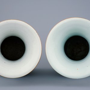 A pair of Chinese famille rose vases with ladies in a garden, 19/20th C. — photo 5