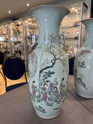 A pair of Chinese famille rose vases with ladies in a garden, signed Rongfang, 19/20th C. — photo 1