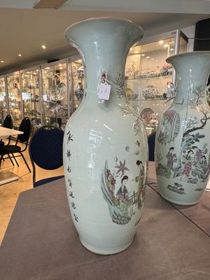 A pair of Chinese famille rose vases with ladies in a garden, signed Rongfang, 19/20th C. — photo 11