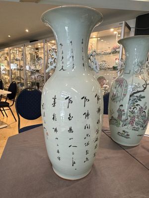 A pair of Chinese famille rose vases with ladies in a garden, signed Rongfang, 19/20th C. — photo 12