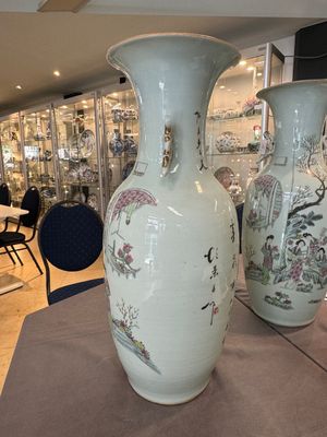 A pair of Chinese famille rose vases with ladies in a garden, signed Rongfang, 19/20th C. — photo 13