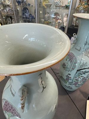 A pair of Chinese famille rose vases with ladies in a garden, signed Rongfang, 19/20th C. — photo 15