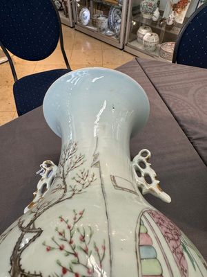 A pair of Chinese famille rose vases with ladies in a garden, signed Rongfang, 19/20th C. — photo 16