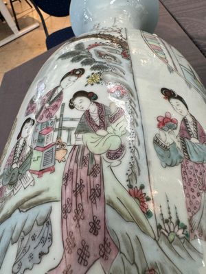 A pair of Chinese famille rose vases with ladies in a garden, signed Rongfang, 19/20th C. — photo 17