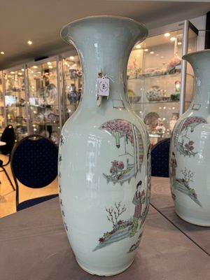 A pair of Chinese famille rose vases with ladies in a garden, signed Rongfang, 19/20th C. — photo 2
