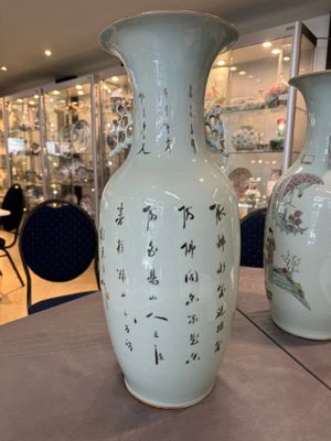 A pair of Chinese famille rose vases with ladies in a garden, signed Rongfang, 19/20th C. — photo 3